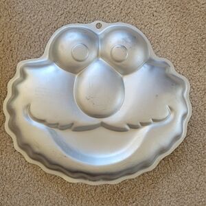 2002 WILTON ELMO SESAME WORKSHOP ALUMINUM CAKE PAN # 2105-3461 Preowned scratche